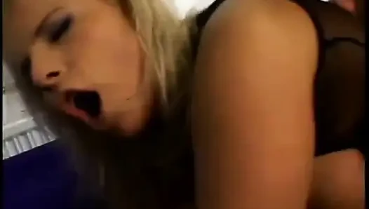 Büyük memeli muhteşem sarışınlar şanslı adamlar tarafından kırmızı kanepede sikiliyor