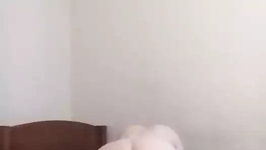 Çıplak üstüne eğilmeyi sever