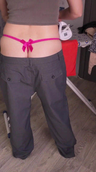 Seksi evli kadın pantolonunun enf fetişine düşüşünü fark etmiyor | Klip 2