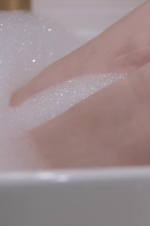 Melody mynxfoot banyo, göt tıkacı ve amcığı parmaklıyor.oh benim