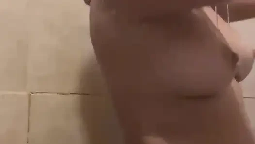 Selene sabunlu duş alıyor ve çok ateşli oluyor