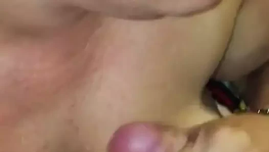 karısının göğüsleri üzerinde Cumming