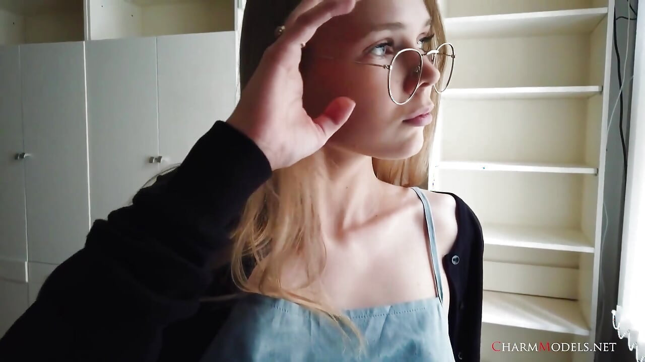 Seksi sarışın sekreter Luise önde gelen göğüs dekoltesi videosu