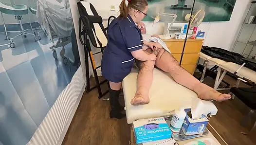 Bölüm 1: Bay Hughes küçük penisine yardım etmek için uzmanı matron satana'ya gidiyor!