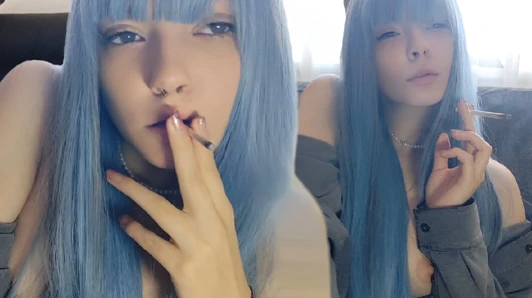 Sevimli alt kız küçük göğüsleri dışarıda sigara içiyor (tam video için benden iste)