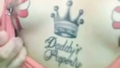 Dövmeli Asyalı sürtük