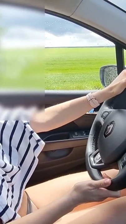 Seksi milf çıplak araba kullanıyor. yazın çıplak gezmeyi severim | Klip 1