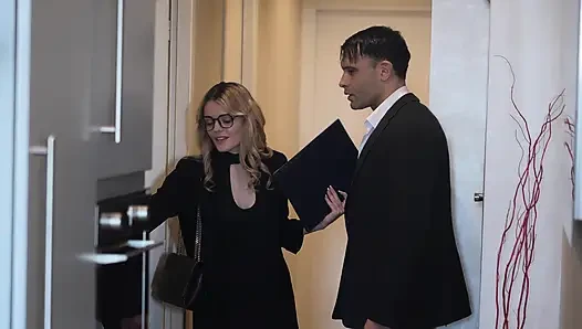 20 yaşındaki Jade, müşterileriyle sevişiyor