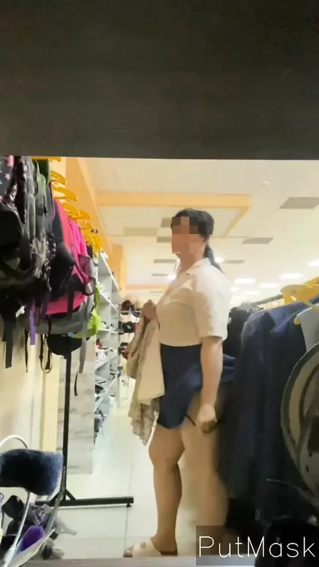 Seksi orta yaşlı seksi kadın mağazasında alışveriş