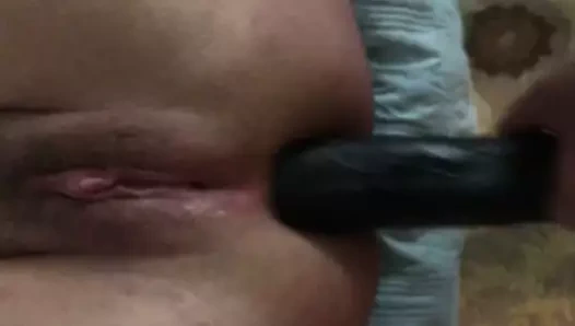 Evli kadın büyük zenci yarağını götüne sokuyor