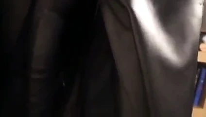 Çekici bir esmer üzerinde güzel seksi siyah deri