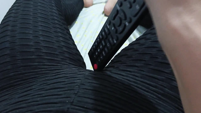 Büyük memeli orta yaşlı seksi kadın spor salonundan eve geliyor, eğitmeni tarafından çok tahrik oluyor ve amcığı ve göğüsleriyle oynamaya başlıyor