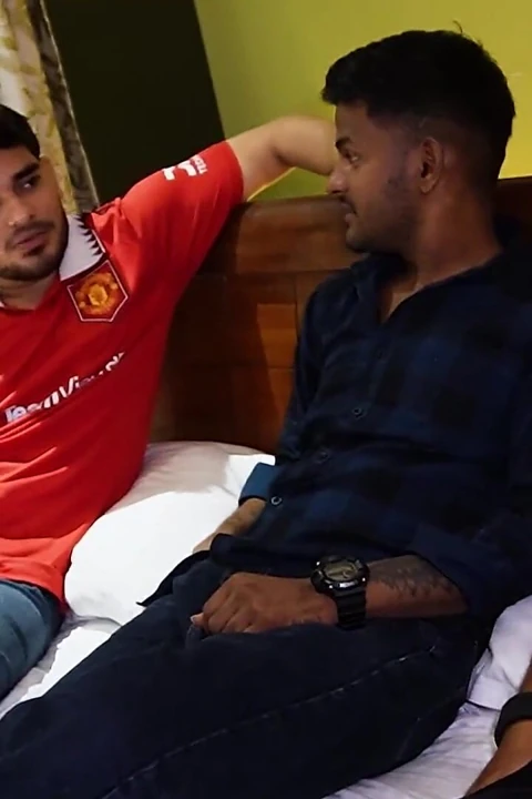 Üç pansiyon freind sikişmek için kızlarını çağırıyor ve büyük masti, sert grup seks