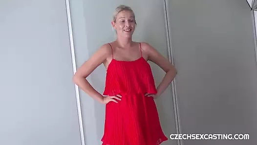 Kırmızı bayan döküm sert çarptım olduğunu