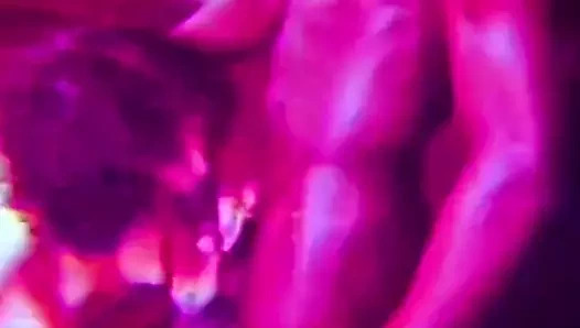 Siyah oğlan beyaz kızı mutlu ediyor (1950'ler vintage)