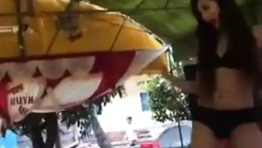 Seksi kız bir partide bir sürü yaşlı adamla dans ediyor.mp40