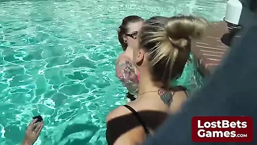 Striptiz dondurma oyunu hissedilebilir bir gerginlikle dolu