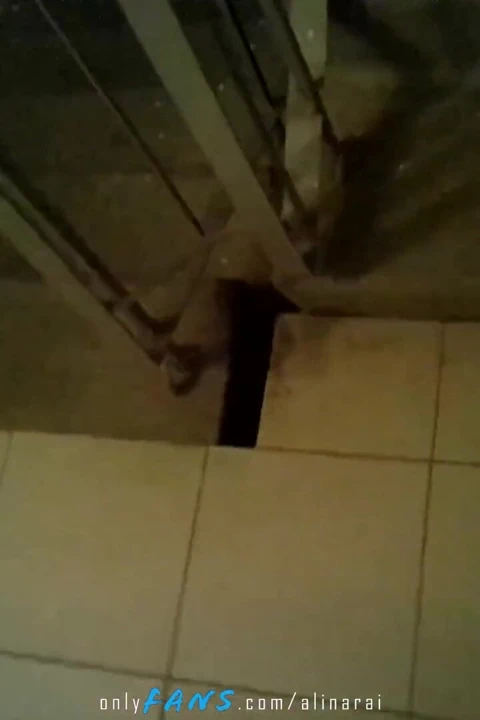 İnişte komşusunun üvey kızına sperm besliyor