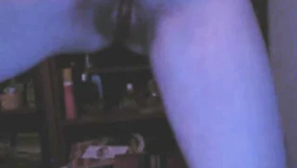 kız kızdırır ve gıdıklıyor onu pompalanan am