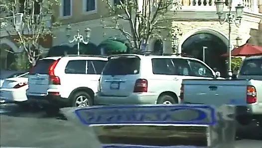 Edepsiz sarışın piliç büyük zenci yarağı tarafından arkadan sikiliyor