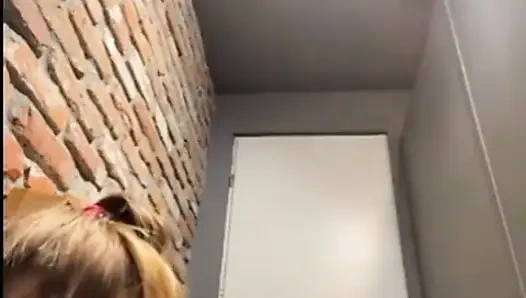 Süpermarkette anal sikişiyor. Çifte penetrasyon. Süpermarkette boşalma