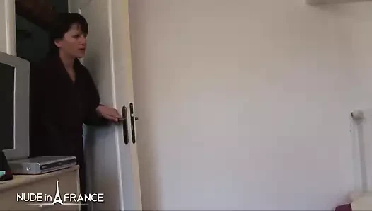 Genç erkek avcısı üvey anne üvey oğlunun en iyi arkadaşı tarafından götten sikiliyor