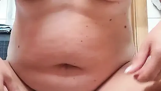 Amcığıma ve meme uçlarıma kıskaçlarla işkence etmeyi gerçekten seviyorum! Beni tahrik ediyor ama efendim gelmeme izin vermiyor