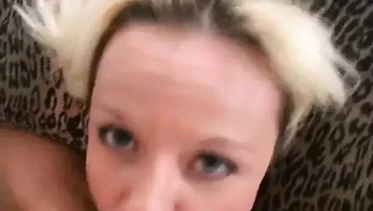 Seksi bakış açısı - sarışın sert yarak emiyor