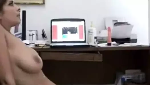 Onları ateşe veren mesai saatleri içinde ev yapımı seks