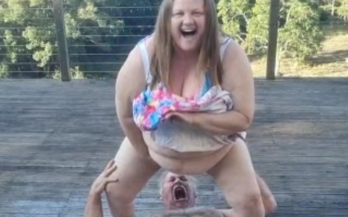 Yüzüne işeyebilmem için uzan (altın duş)