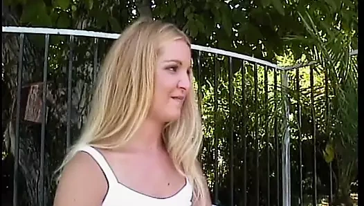 Ateşli sarışın kadın boşalmadan önce soyunuyor ve ağzına yarak ve amına sokuyor