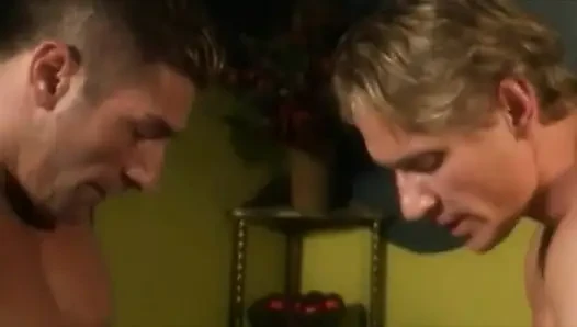 Şehvetli seks fiend yarak emerken ve karalarken sıkı pembe amcığını çarpıyor