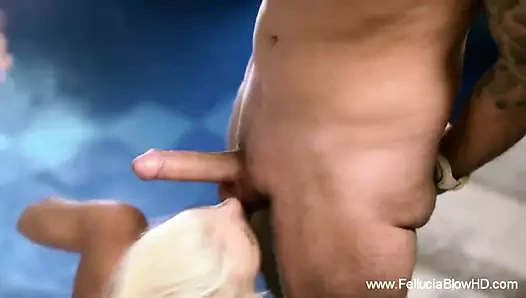 Havuzda dalış derin oral seks çok erotik