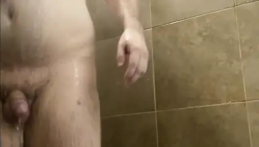 Tombul ayı yavrusu adam antrenmandan sonra soyunma odasında duşta mastürbasyon yapıyor