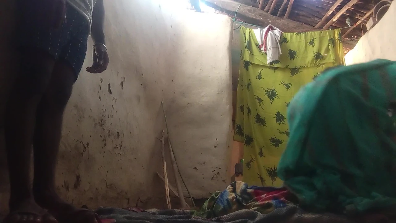 भारतीय देसी भाभी गांड चोद रही है - सबसे पुराना गरीब घर सेक्स - तंग चूत सेक्स