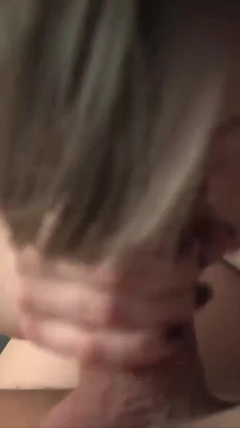 Незабываемый момент из "Возбужденная тинка умоляет старого отчима о сперме в ее рот"