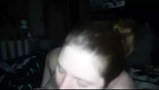 Tombul orta yaşlı seksi kadın iyi çikolatalı yarak emiyor