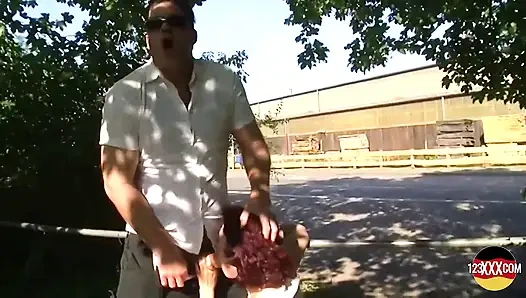 Kızıl saçlı orta yaşlı seksi kadının sert yarağa ihtiyacı var