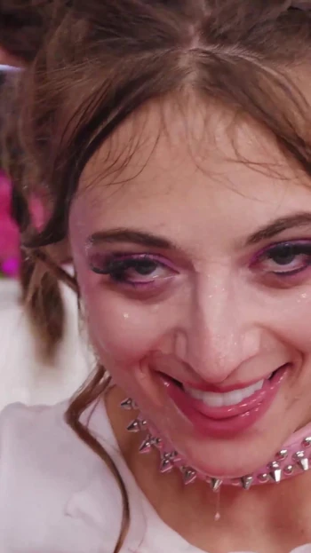 Захватывающий момент из "Шлюховатая Gia Derza принимает член Наде Грязной в задницу!"