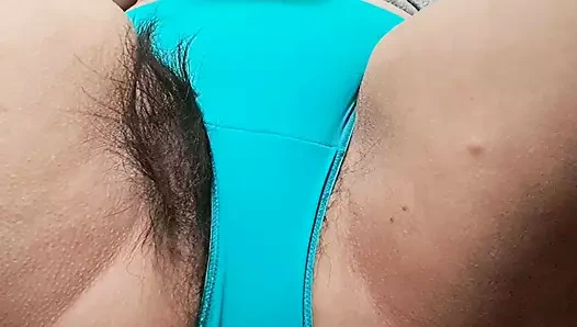 Olgun orta yaşlı seksi kadın külotu ıslak ve kirli olana kadar parmaklarıyla mastürbasyon yapıyor