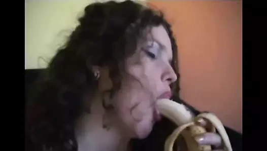 La China jugando con un platano