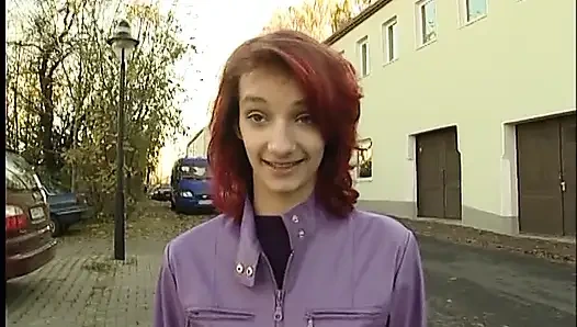 Küçük memeli kızıl saçlı genç kız oyuncu seçmelerinde harika bir sakso çekiyor