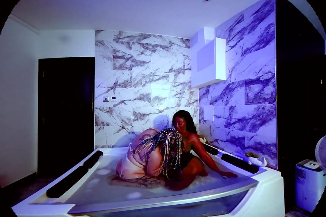 Livie coco banyo zamanı seks