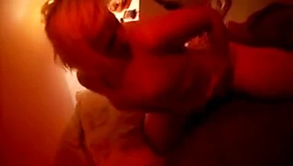 Une chaudasse qui se tortille et se touche