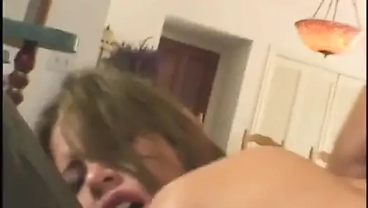 İki hatun azgın adamı vahşi seksle tatmin ediyor