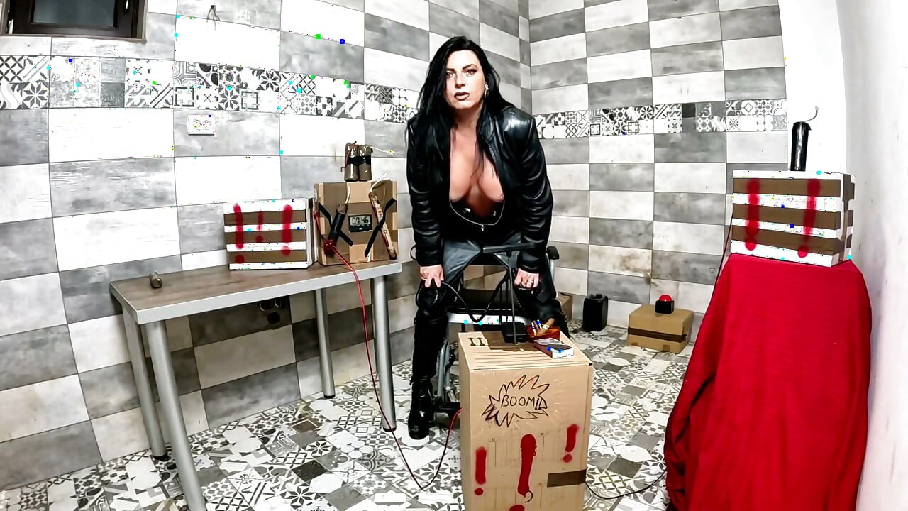 Soğuk odada baskın deri orta yaşlı seksi kadın. Sigara içme, bdsm çizmeler, puro ve boom orgazmı