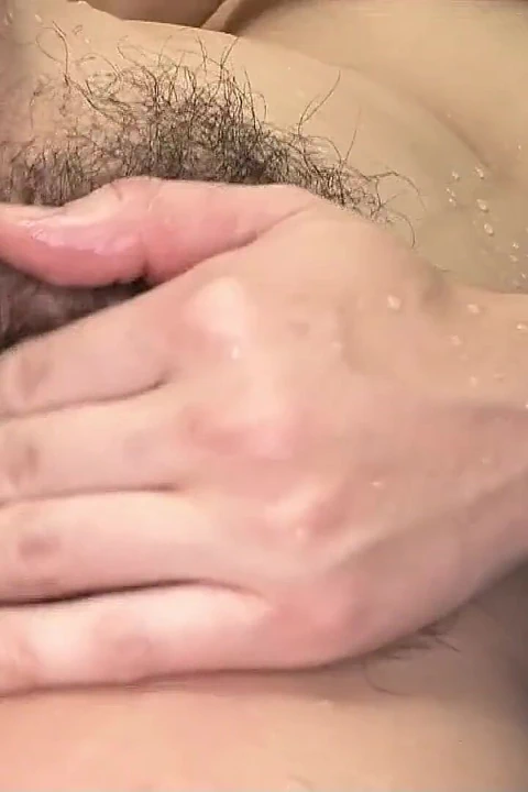 Asyalı orta yaşlı seksi kadın yuna boşalana kadar komşusüne sakso çekiyor