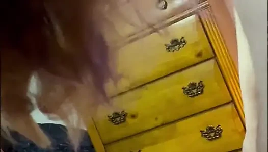 Üvey babaya sakso çekiyor ve yumruklanıyor