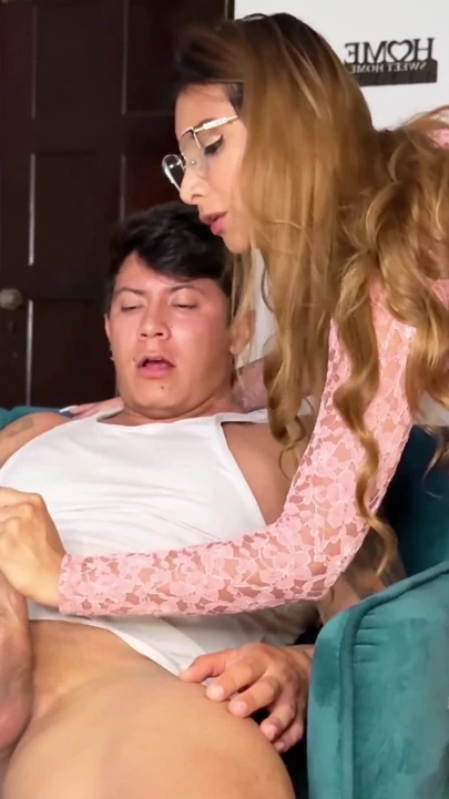 Latin orta yaşlı seksi kadınlar yardım eli! Beni mastürbasyon yaparken yakaladıktan sonra domaltarak siktim | Klip 1