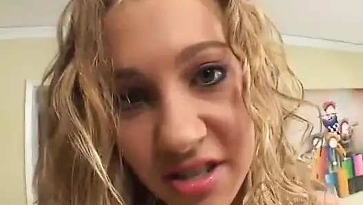 Büyük memeli sarışın seks kölesi kaldırabildiği kadar alıyor